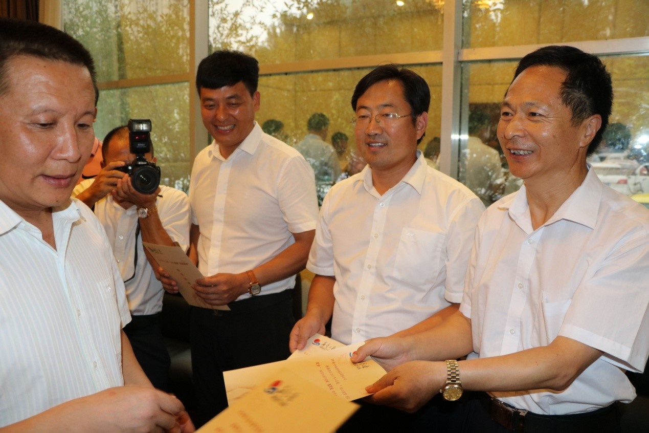 同心筑梦、光彩圆梦--------河南中翔塑料制品有限公司以实际行动爱心精准扶贫，帮助寒门学子实现“大学梦”。